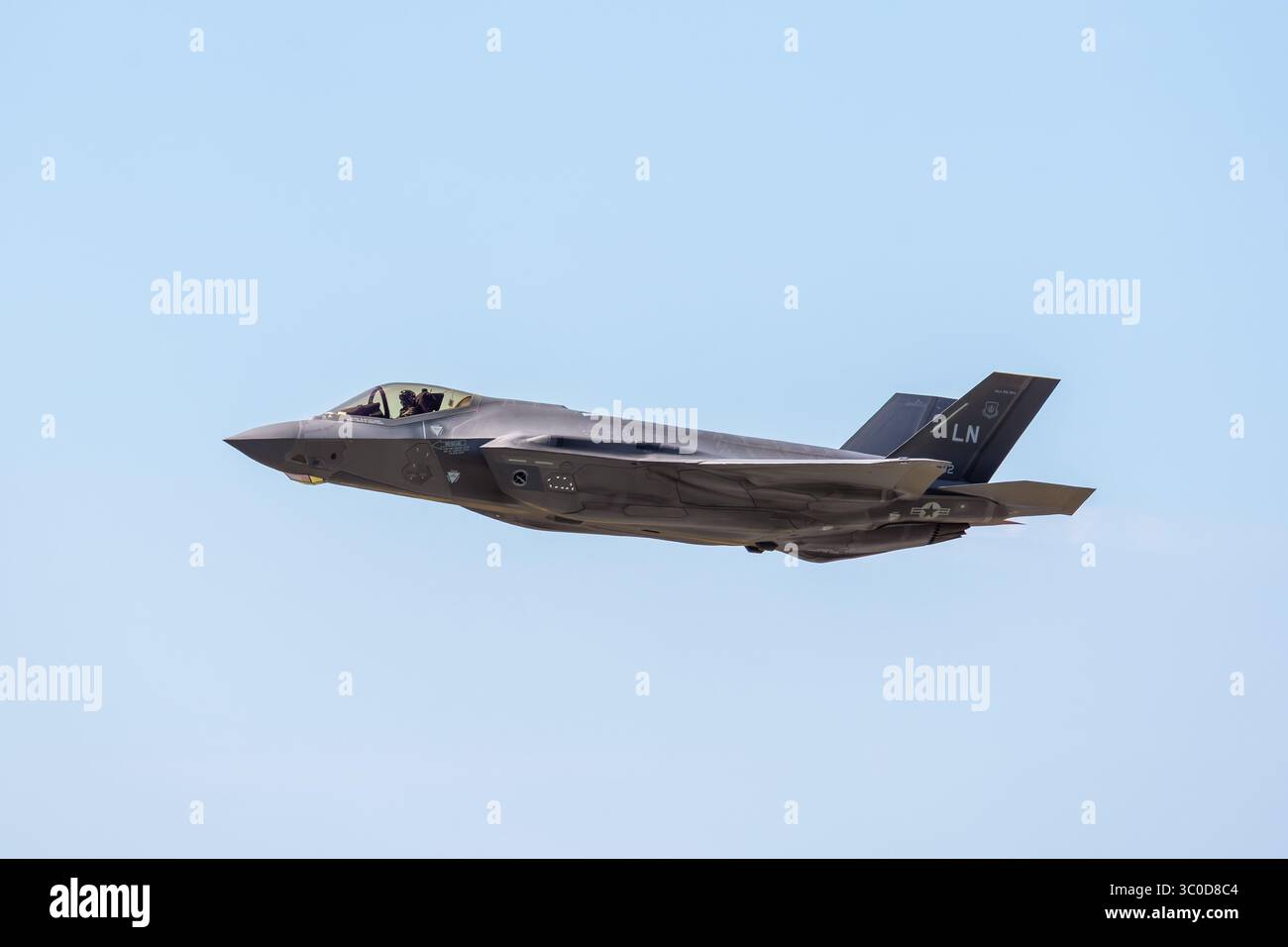 Seitenansicht eines F-35 Lightning II der US Air Force, eines von Lockheed Martin entwickelten Mehrzweck-Tarnkampfjägers, im Flug in geringer Höhe. Stockfoto