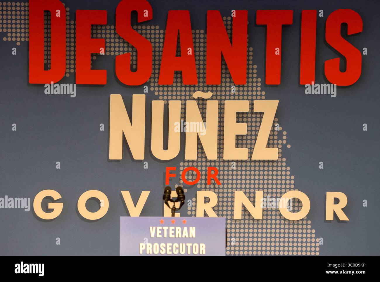 6. November 2018 – Orlando, Florida, USA – ein leeres Podium wird gesehen, während Reporter und Fotografen ihre Ausrüstung vor der Uhrenparty für Floridas republikanischen Kandidaten für Gouverneur Ron DeSantis einrichten. Desantis steht dem demokratischen Kandidaten Andrew Gillum gegenüber. (Foto: © Chris Urso/Tampa Bay Times via ZUMA Wire) Stockfoto