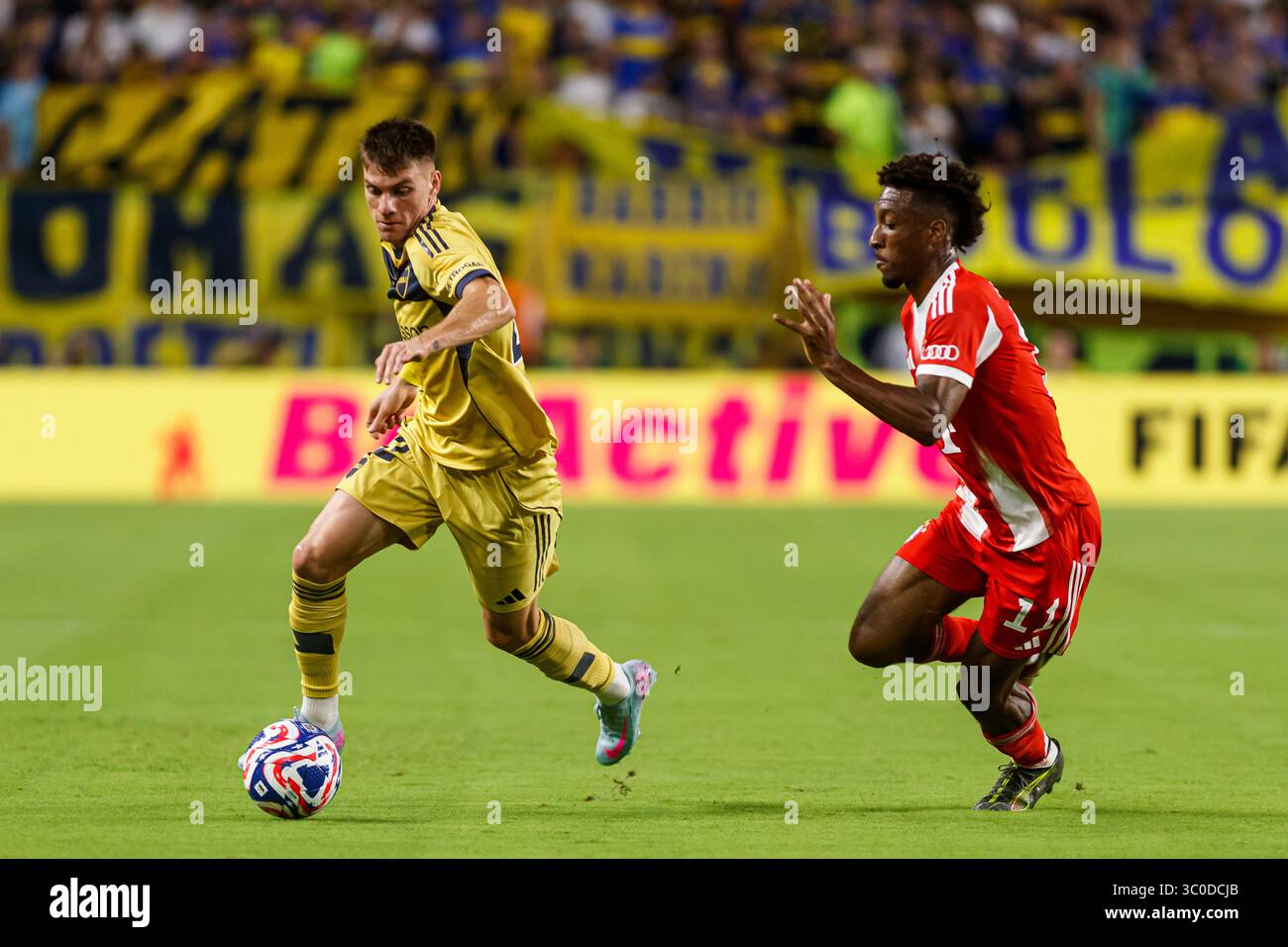 Miami, Florida - 20. Juni: Kevin Zenon von Boca Juniors und Kingsley Coman von Bayern München während des Spiels der FIFA Club-Weltmeisterschaft 2025 zwischen dem FC Bayern Stockfoto