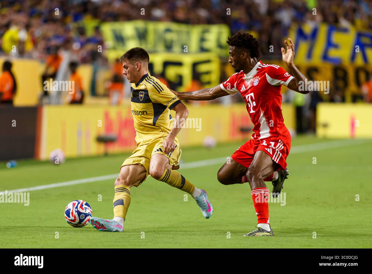 Miami, Florida - 20. Juni: Kevin Zenon von Boca Juniors und Kingsley Coman von Bayern München während des Spiels der FIFA Club-Weltmeisterschaft 2025 zwischen dem FC Bayern Stockfoto