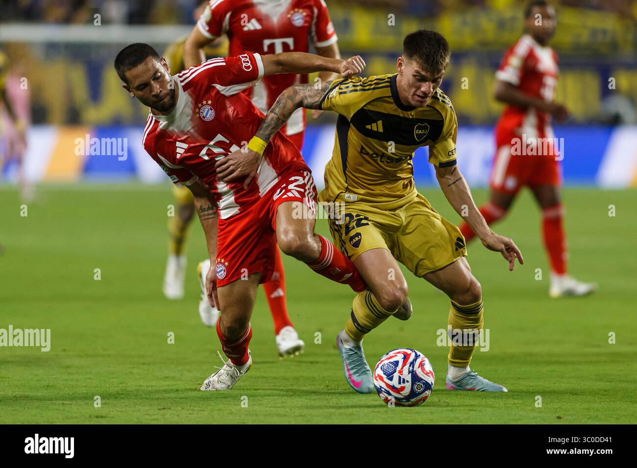 Miami, Florida - 20. Juni: Raphael Guerreiro von Bayern München und Kevin Zenon von Boca Juniors während des Spiels der FIFA Club-Weltmeisterschaft 2025 zwischen FC Bay Stockfoto