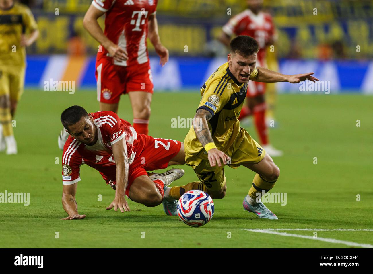 Miami, Florida - 20. Juni: Raphael Guerreiro von Bayern München und Kevin Zenon von Boca Juniors während des Spiels der FIFA Club-Weltmeisterschaft 2025 zwischen FC Bay Stockfoto