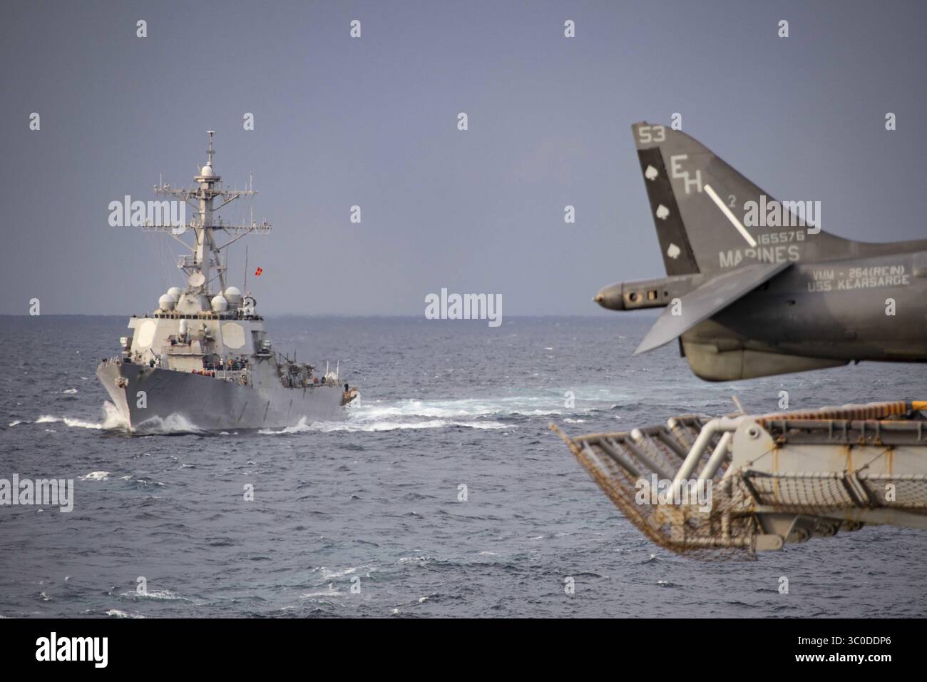 23. Oktober 2018 - Atlantik, Vereinigte Staaten von Amerika - der Arleigh-Burke-Klasse-Lenkraketenzerstörer USS McFaul fährt zusammen mit dem amphibischen Angriffsschiff USS Kearsarge der Wasp-Klasse während der Übung der Carrier Strike Group am 23. Oktober 2018 im Atlantischen Ozean. (Foto: © Dana D. Legg via ZUMA Wire) Stockfoto