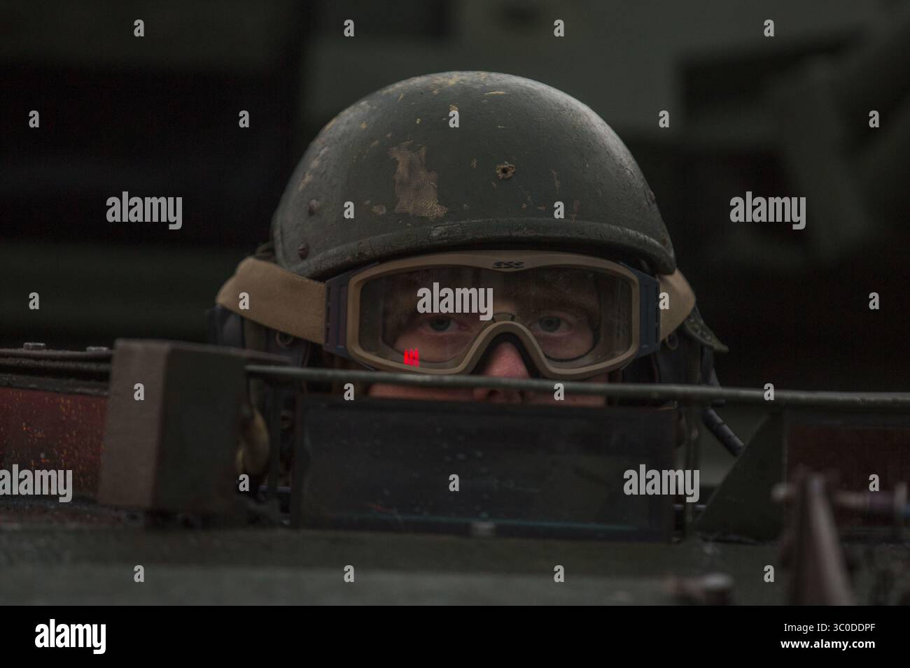 2. November 2018 – Alvund, Norwegen – US-Marines mit 2. Sturm-Amphibienbataillon, die vom Landing Craft Air Cushion Vehicle in einem Bradley-Kampffahrzeug aussteigen, nehmen am 18. Oktober 30 2018 in Alvund, Norwegen, eine Position ein. Die multinationale Übung ist die größte NATO-Übung seit 2015 und umfasst mehr als 50.000 Militärmitglieder aus 31 Ländern. (Kreditbild: © Tanner Seims via ZUMA Wire) Stockfoto
