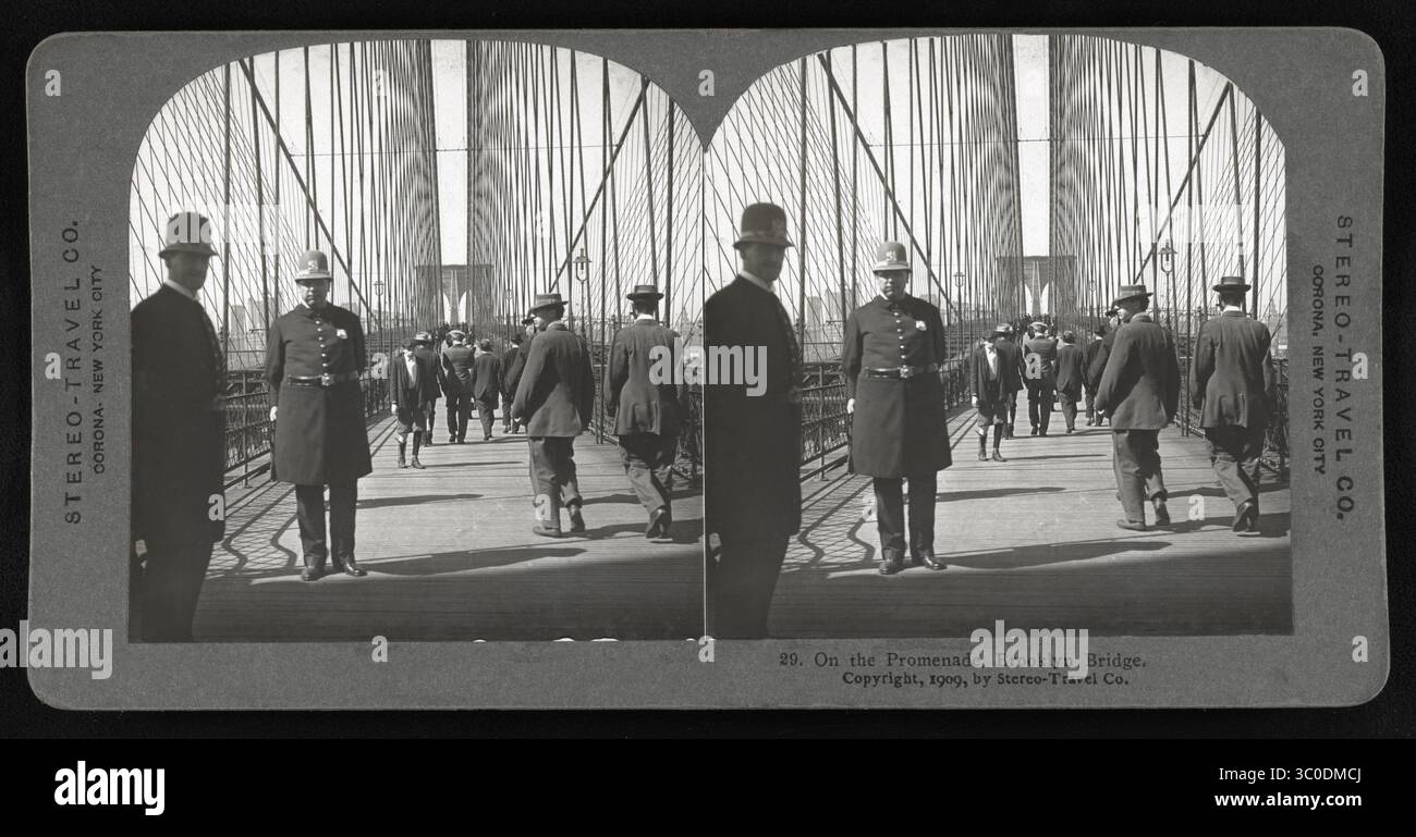 New York City, New York, USA – Personengruppe auf Promenade, Brooklyn Bridge, New York City, New York, USA, Stereo Card von Stereo-Travel Co., 1909 (Kreditbild: © Circa Images/JT Vintage via ZUMA Press Wire) Stockfoto