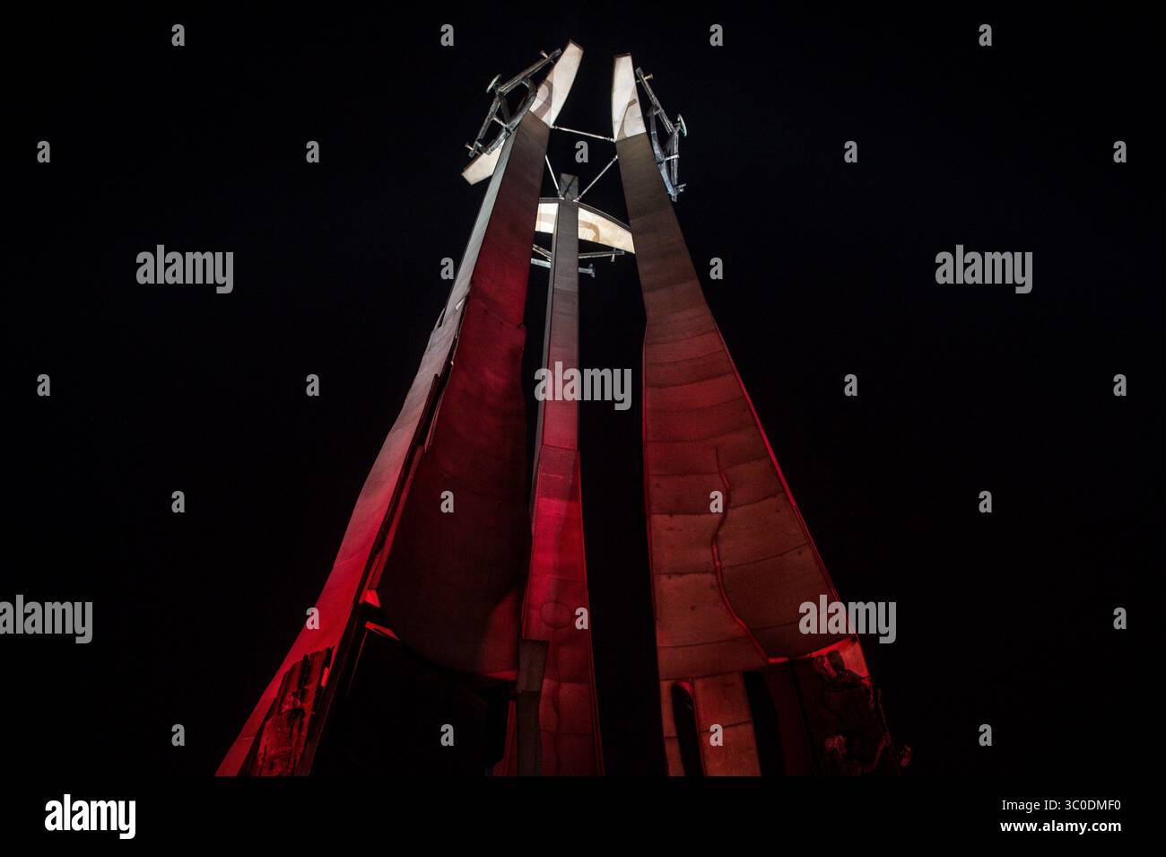 4. April 2018 - Danzig, Pommern, Polen - Iluminationen in polnischen Nationalfarben (weiß-rot) für den 11. november - 100 Jahre Unabhängigkeit Polens. Auf dem Bild Denkmal der gefallenen Werftarbeiter auf dem Solidaritätsplatz. (Bild: © Mateusz Slodkowski/ZUMA Wire) Stockfoto 4. April 2018 - Danzig, Pommern, Polen - Iluminationen in polnischen Nationalfarben (weiß-rot) für den 11. november - 100 Jahre Unabhängigkeit Polens. Auf dem Bild Denkmal der gefallenen Werftarbeiter auf dem Solidaritätsplatz. (Bild: © Mateusz Slodkowski/ZUMA Wire) Stockfoto