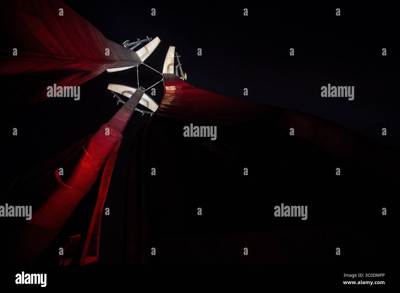 4. April 2018 - Danzig, Pommern, Polen - Iluminationen in polnischen Nationalfarben (weiß-rot) für den 11. november - 100 Jahre Unabhängigkeit Polens. Auf dem Bild Denkmal der gefallenen Werftarbeiter auf dem Solidaritätsplatz. (Bild: © Mateusz Slodkowski/ZUMA Wire) Stockfoto 4. April 2018 - Danzig, Pommern, Polen - Iluminationen in polnischen Nationalfarben (weiß-rot) für den 11. november - 100 Jahre Unabhängigkeit Polens. Auf dem Bild Denkmal der gefallenen Werftarbeiter auf dem Solidaritätsplatz. (Bild: © Mateusz Slodkowski/ZUMA Wire) Stockfoto