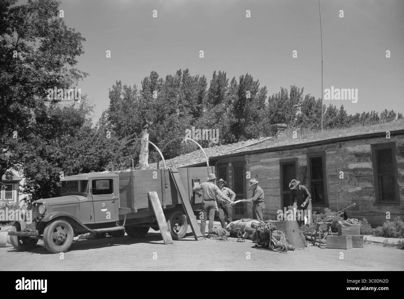 August 2018 - Montana, USA - Cowboys Loading Roundup Trucks, Quarter Circle U Ranch, Big Horn County, Montana, USA, Arthur Rothstein, Farm Security Administration, Juni 1939 (Kreditbild: © JT Vintage/Glasshouse Via ZUMA Wire) Stockfoto
