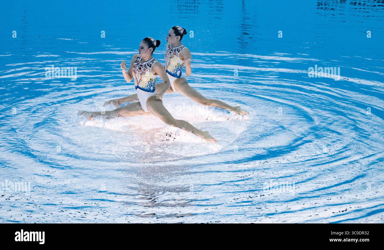 Singapur. Juli 2025. Das Foto dreht sich um 180 Grad und zeigt Marla Fernanda Arellano Germes/Itzamary Gonzalez Cuellar aus Mexiko, die während des technischen Finales des künstlerischen Schwimmens der Frauen bei den Wasserweltmeisterschaften in Singapur am 21. Juli 2025 auftritt. Quelle: Xia Yifang/Xinhua/Alamy Live News Stockfoto