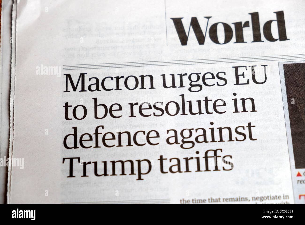 Präsident Emmanuel "Macron fordert EU auf, sich entschlossen gegen Trump-Zölle zu verteidigen" Guardian-Zeitung titelt Frankreich US-handelsartikel 14. Juli 2025 Stockfoto