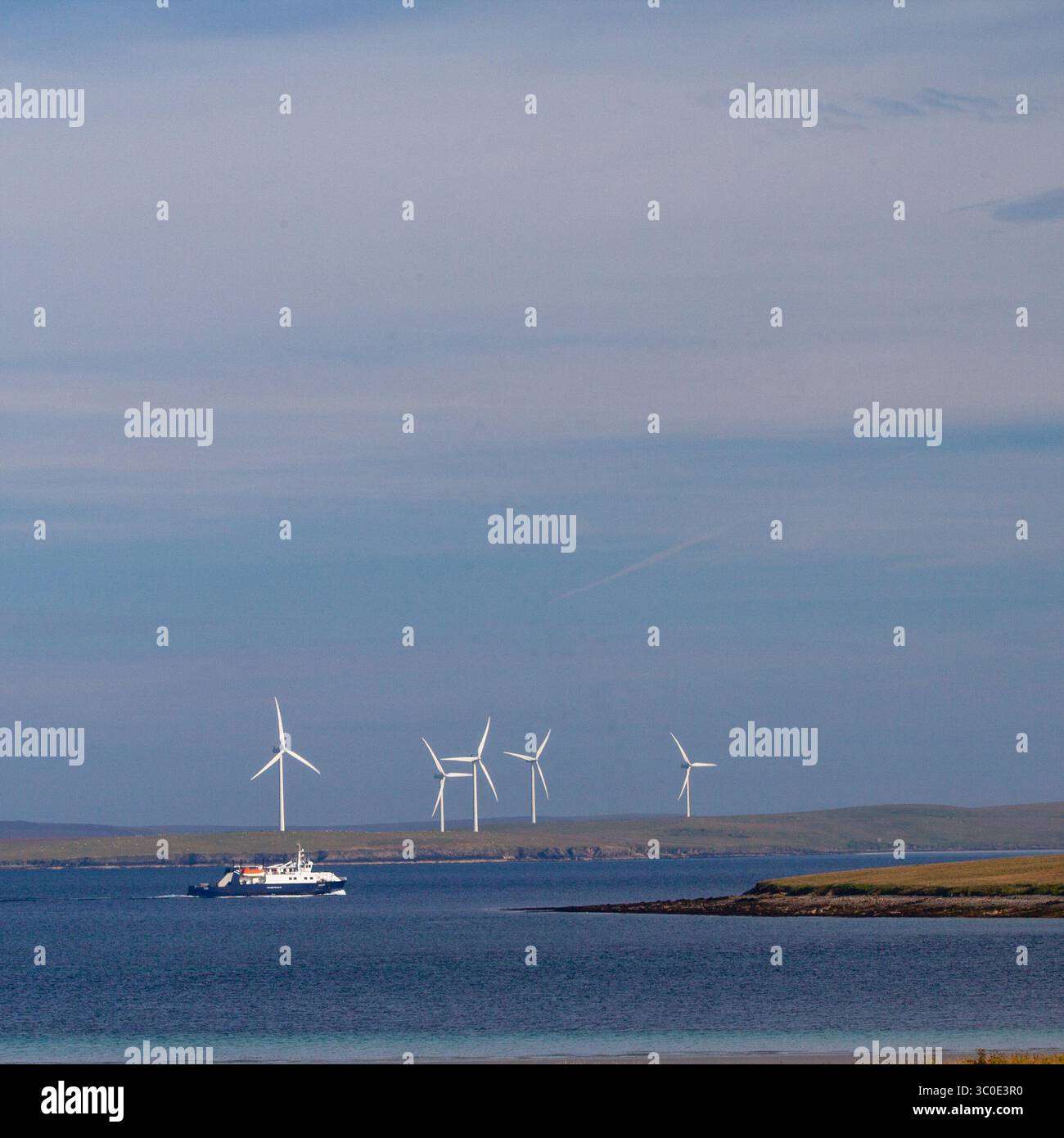 Windturbinen, Mittsommernacht, Orkney Islands, Schottland, Großbritannien Stockfoto