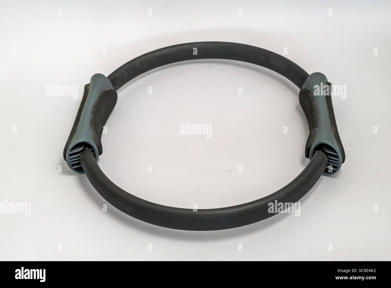 Schwarzer Pilates-Ring für Übungen auf grauem Hintergrund Stockfoto