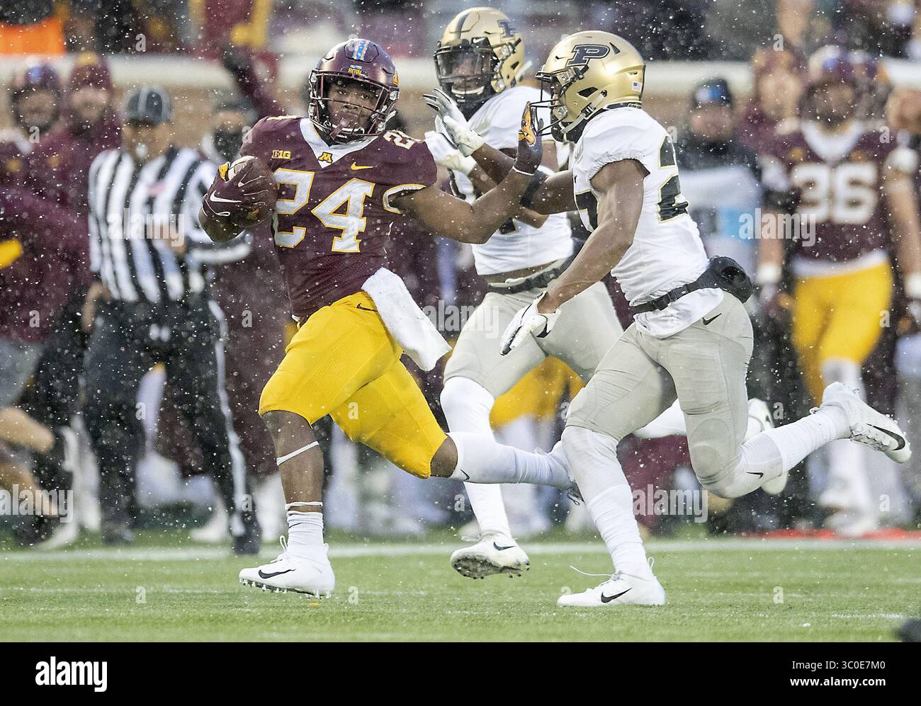 10. November 2018 – Minneapolis, MN, USA – Minnesota Running Back Mohamed Ibrahim (24) versucht, die Purdue-Sicherheit Navon Mosley im dritten Quartal im TCF Bank Stadium in Minneapolis am Samstag, den 10. November 2018 abzuwehren. Minnesota gewann mit 41:10. (Bild: © Elizabeth Flores/Minneapolis Star Tribune/TNS via ZUMA Wire) Stockfoto