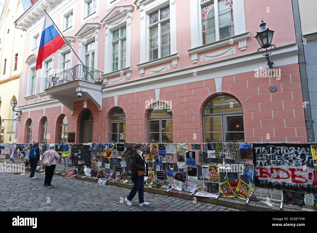 Geländer vor der russischen Botschaft, bedeckt mit antirussischen Plakaten, Tallin Stockfoto