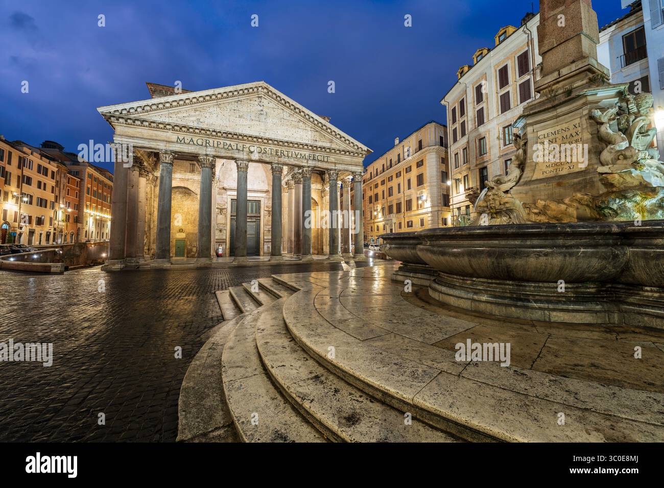 Rom Panoramablick auf die Stadt mit dem historischen römischen Pantheon und dem Pantheon-Brunnen auf der berühmten Piazza della Rotonda in Italien, ohne Menschen. Stockfoto