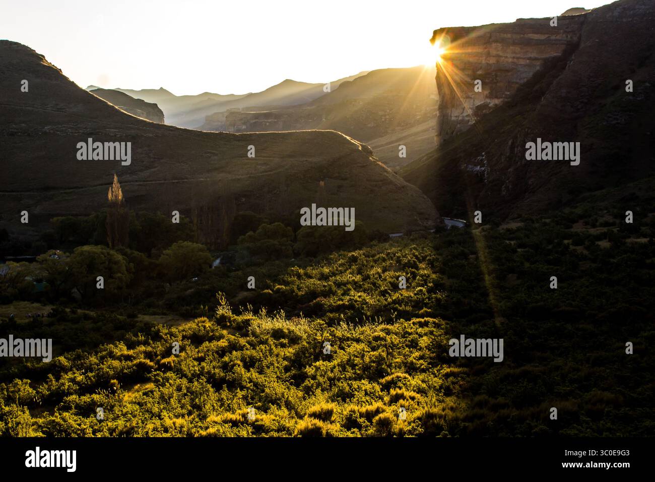 Die letzten Sonnenstrahlen des Tages, die hinter dem legendären Brandwag Sandsteinpfeiler im Golden Gate Highlands National Park in Südafrika leuchten. Stockfoto