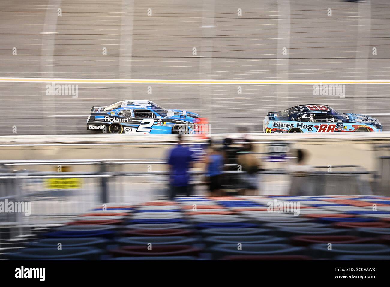 Jesse Love (#2) und Connor Zilisch (#88) fahren auf dem Echopark Speedway während der fokussierten Gesundheit 250, während die Fans sie anfeuern. Stockfoto
