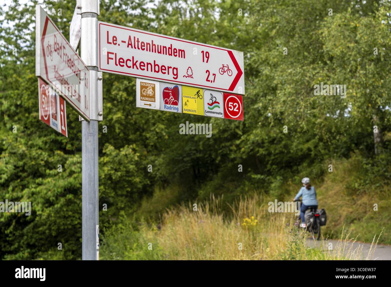 Sauerlandring Radweg, ein 84 km langer Rundradweg zwischen den Städten Finnentrop, Eslohe, Schmallenberg und Lennestadt, meist auf der ehemaligen Ra Stockfoto