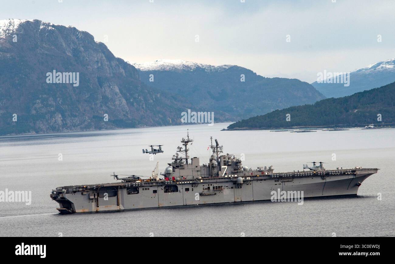 27. September 2018 - Norwegische See - das amphibische Angriffsschiff der Wasp-Klasse USS Iwo Jima (LHD 7) durchquert im Oktober den Alvund Fjord. 31, 2018. Iwo Jima nimmt derzeit an Trident Junction 2018 Teil, einer von der NATO geführten Übung, die darauf abzielt, NATO-Eingreiftruppen zu zertifizieren und die Interoperabilität zwischen den teilnehmenden NATO-Alliierten und Partnerländern zu entwickeln. (Kreditbild: © U.S. Navy/ZUMA Wire/ZUMAPRESS.com) Stockfoto