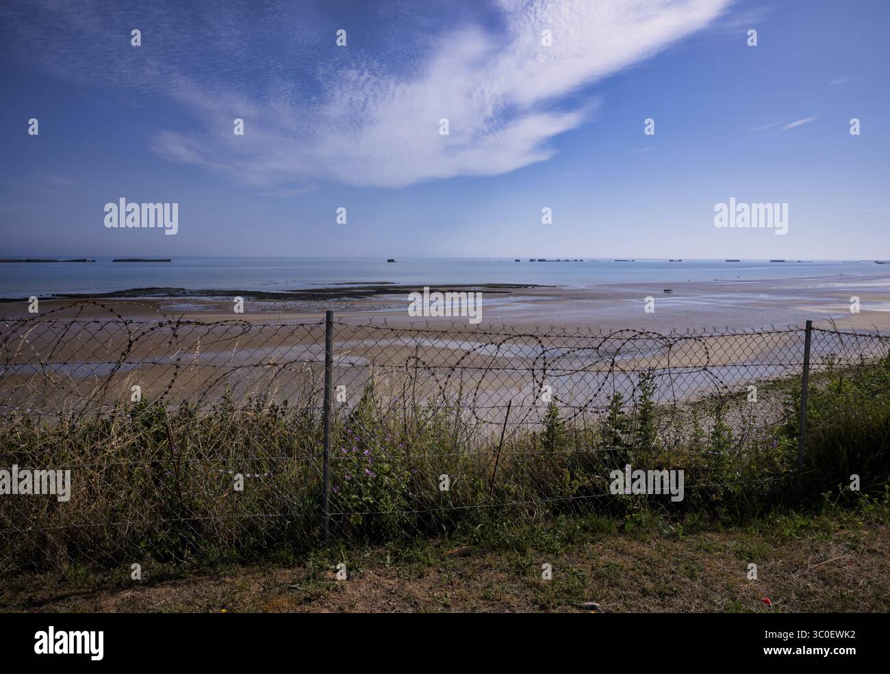 Stacheldraht vor Phoenix Caissons, Caissons und Betonkisten wurden im Meer als Wellenbrecher und als improvisierter Hafen, Mulberry B, verwendet Stockfoto