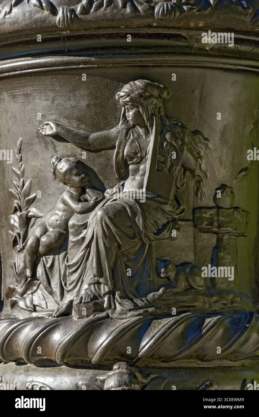 Mythologische Darstellung, Relief auf einer Vase, dekoratives Keramikgefäß im Rokoko-Stil, Westparterre, Schlosspark von Schloss Linderhof, UNESCO-Weltheld Stockfoto