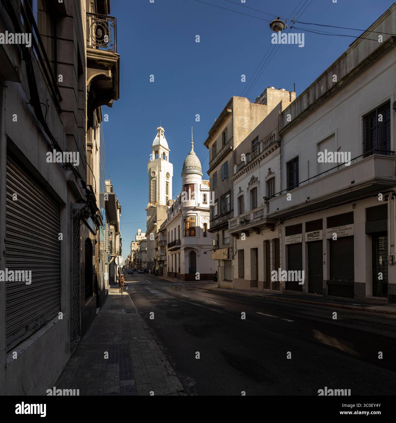 MONTEVIDEO, URUGUAY – Blick entlang der Buenos-Aires-Straße im Stadtteil Ciudad Vieja mit dem historischen Palacio Amezaga im Hintergrund, das alte Viertel von Montevideo Stockfoto