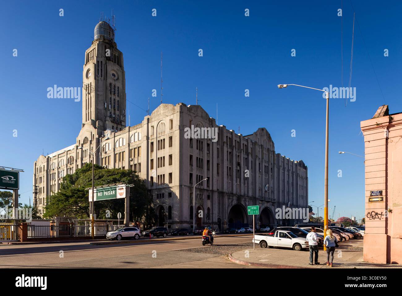 MONTEVIDEO, URUGUAY – Tagesansicht des historischen Zollhauses von Montevideo (Edificio de la Aduana), einem wichtigen Regierungsgebäude mit Blick auf die Stockfoto
