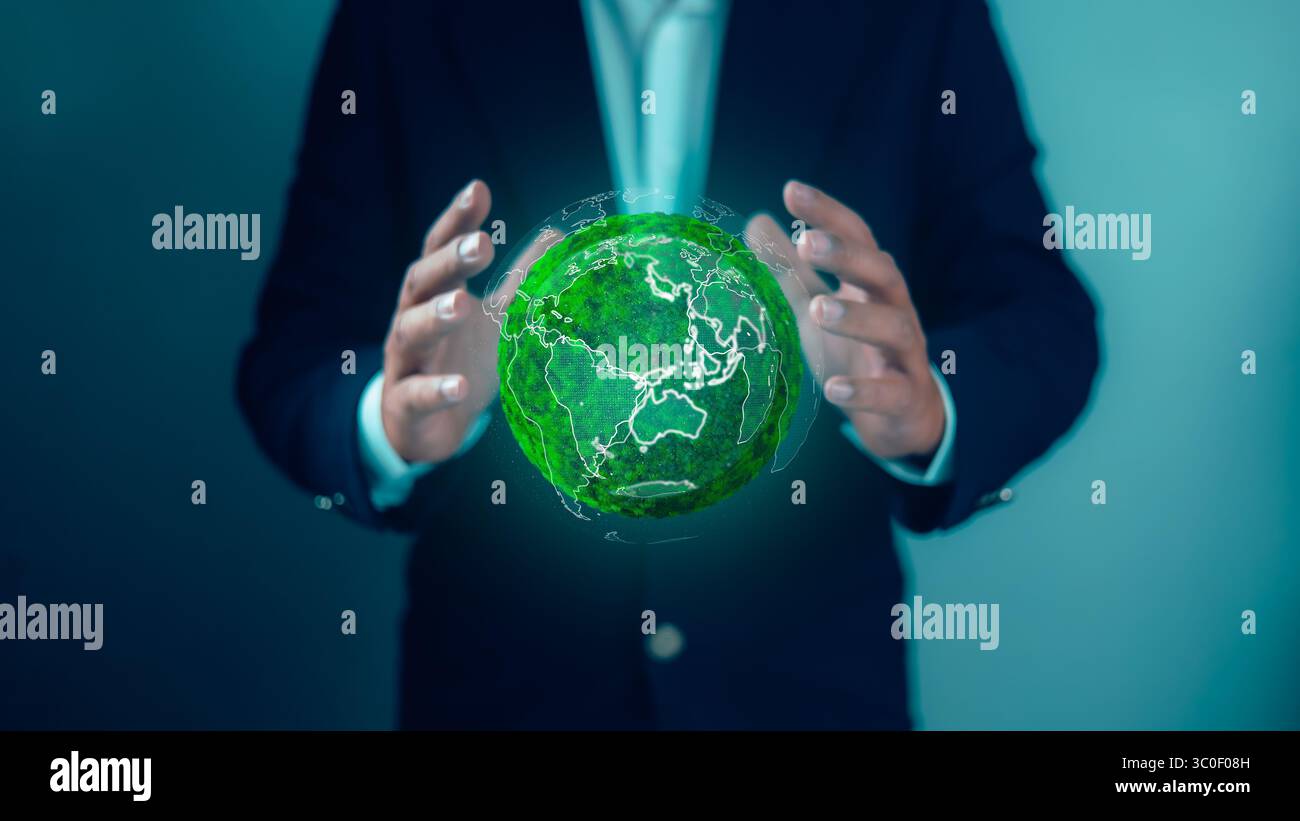 Nachhaltiges Unternehmen mit umweltfreundlicher Technologie und einem Geschäftsmann, der eine leuchtende grüne Erde hält, um globale Umweltverantwortung zu repräsentieren Stockfoto