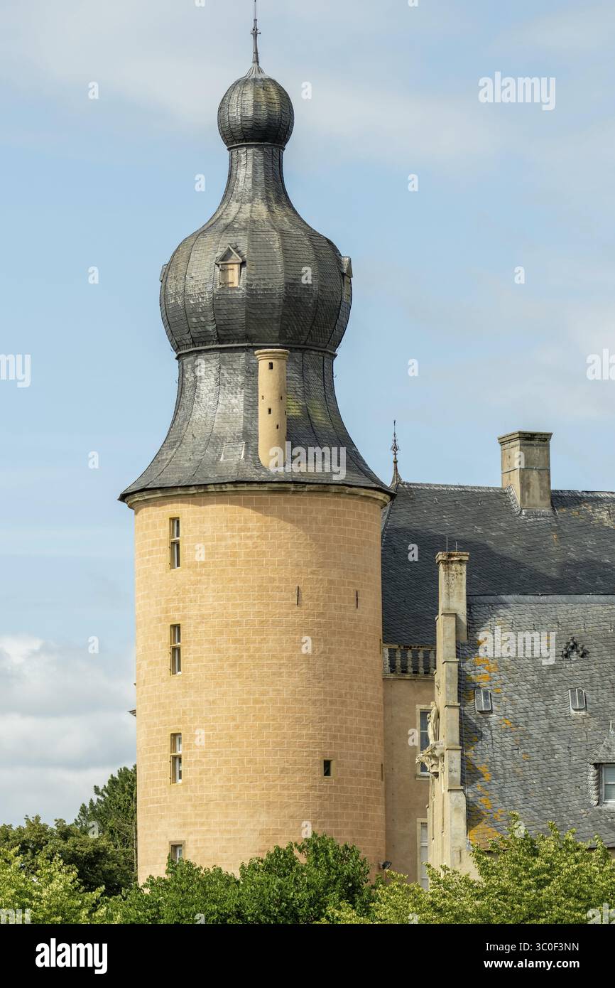 Architektonisches Detail des Chateau de Kerjean mit seinem einzigartigen Kuppelturm vor einem blauen Himmel Stockfoto