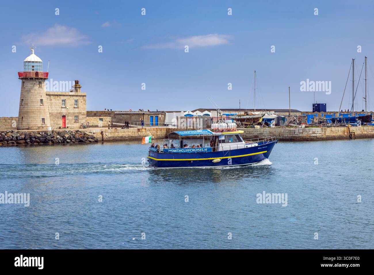 Besichtiger, die auf einer Bootstour von Howth Cliff Cruises in Howth, Dublin, zum Hafen von Howth zurückkehren. Stockfoto Besichtiger, die auf einer Bootstour von Howth Cliff Cruises in Howth, Dublin, zum Hafen von Howth zurückkehren. Stockfoto