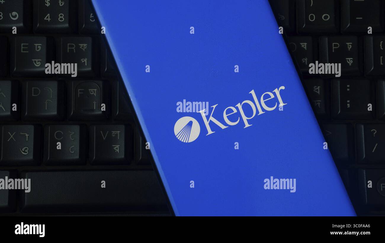 Blaues Kepler-Logo auf einer schwarzen Tastatur Stockfoto