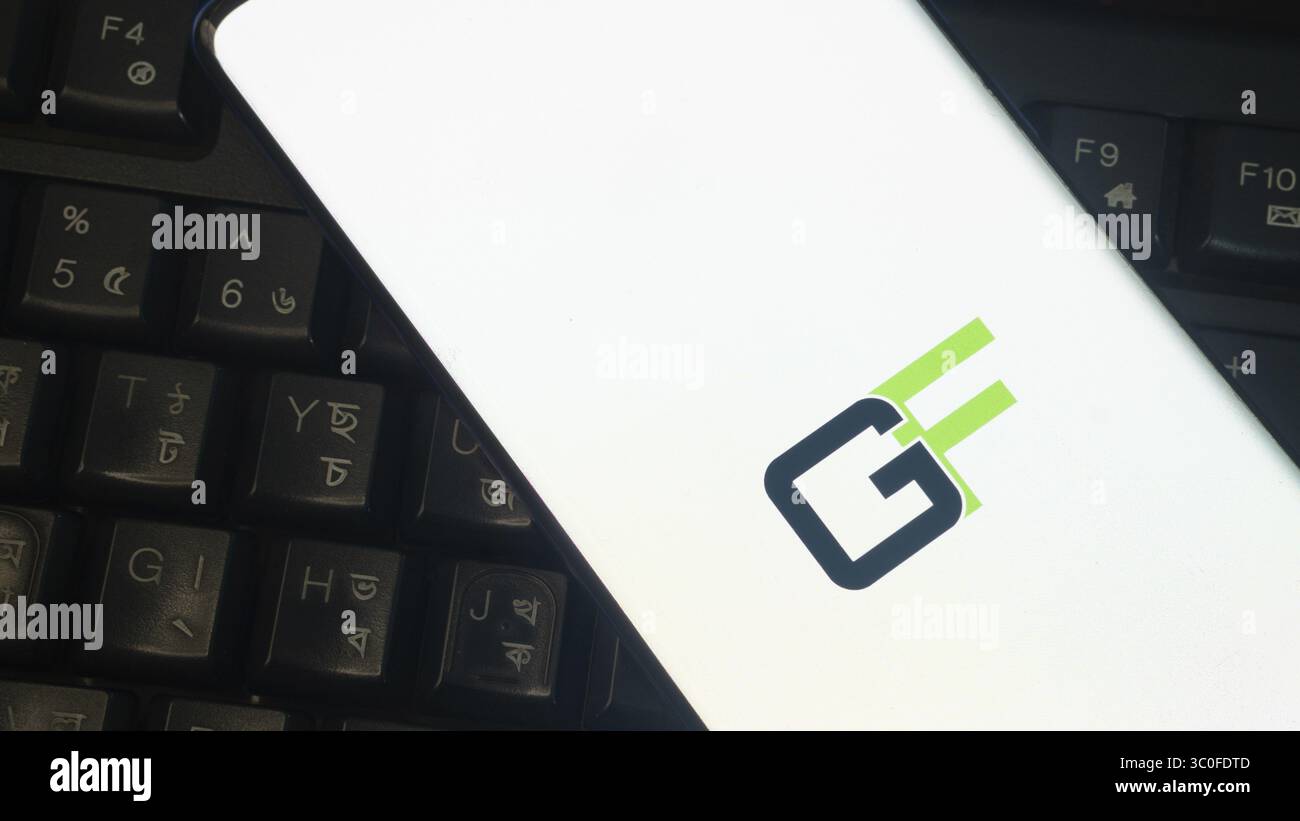 Smartphone mit grünem und blauem „GF“-Logo neben der schwarzen Tastatur Stockfoto