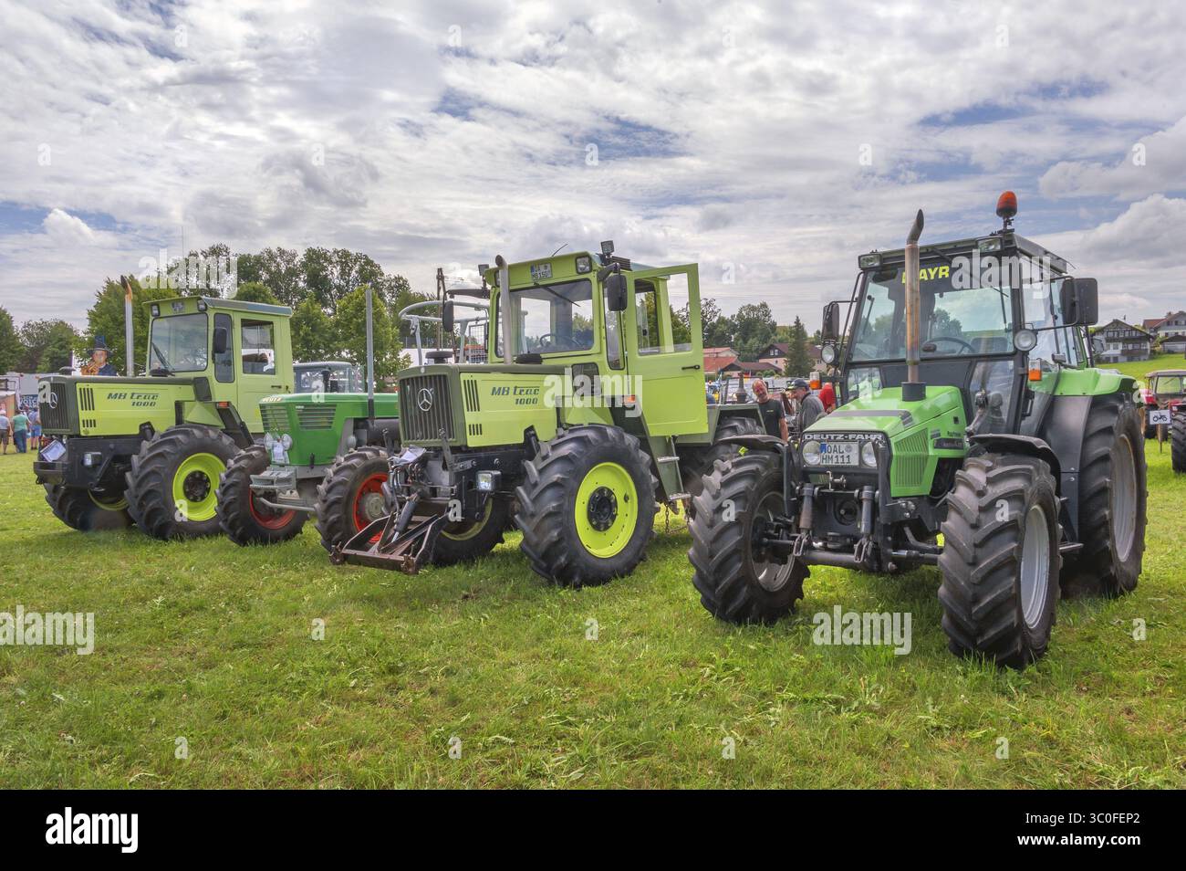 Oldtimer Meeting, Traktoren Mercedes-Benz MB trac 1000 und Traktor Deutz-Fahr, in Reicholzried, Allgäu, Schwaben, Bayern, Deutschland Stockfoto