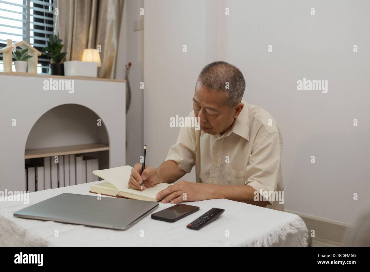 Ein Vater verbringt seinen Ruhestand bequem in seinem Haus, ein Großvater verbringt seine Freizeit tagsüber mit verschiedenen Aktivitäten im Leben Stockfoto