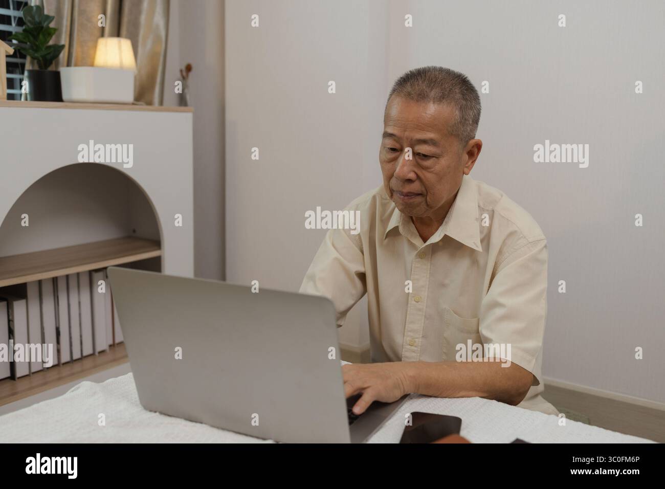 Ein Vater verbringt seinen Ruhestand bequem in seinem Haus, ein Großvater verbringt seine Freizeit tagsüber mit verschiedenen Aktivitäten im Leben Stockfoto