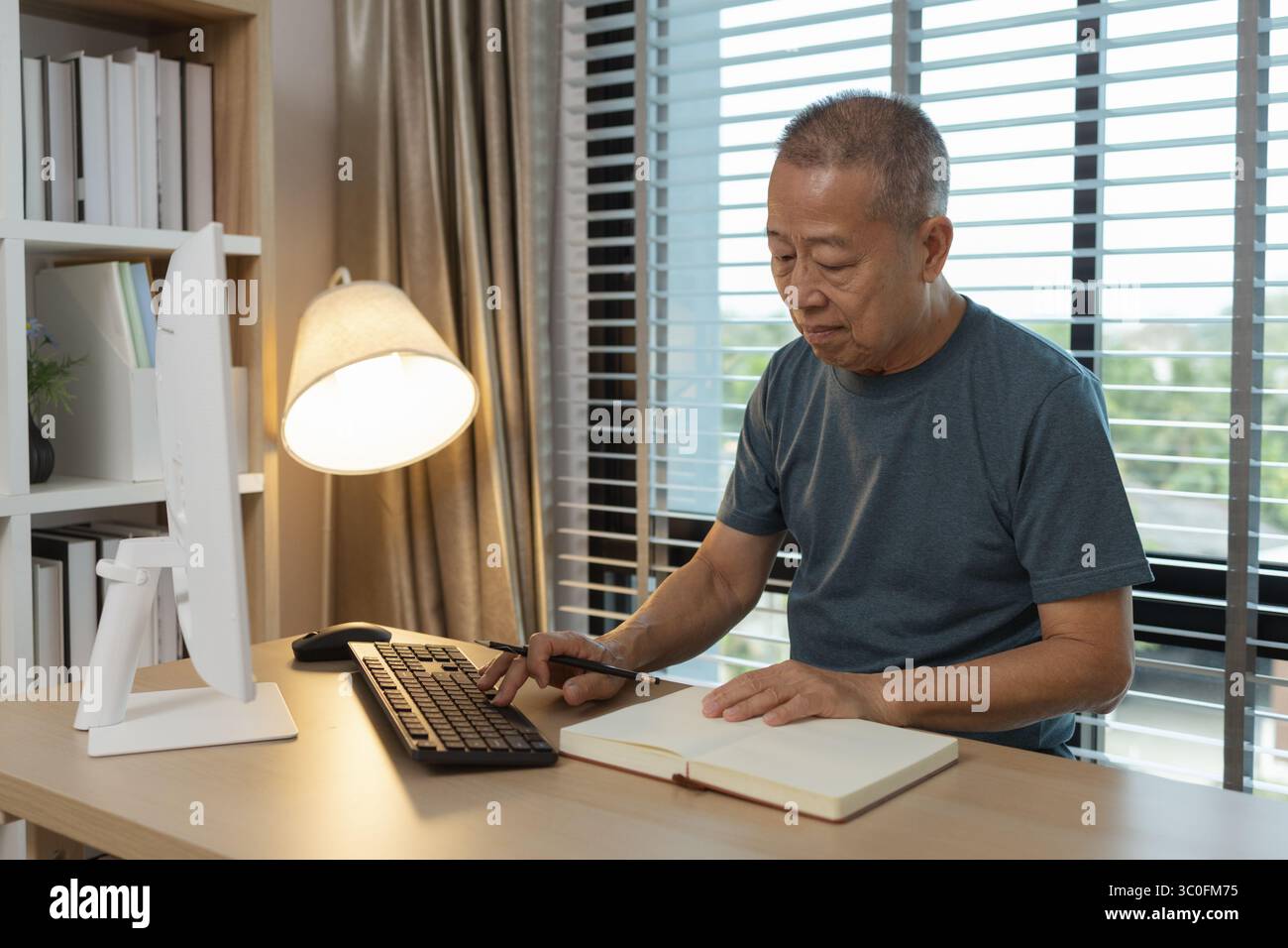 Ein Vater verbringt seinen Ruhestand bequem in seinem Haus, ein Großvater verbringt seine Freizeit tagsüber mit verschiedenen Aktivitäten im Leben Stockfoto