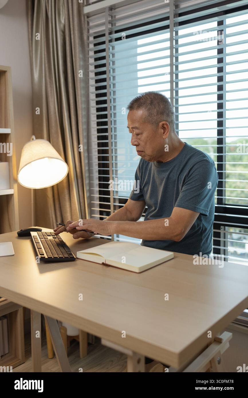 Ein Vater verbringt seinen Ruhestand bequem in seinem Haus, ein Großvater verbringt seine Freizeit tagsüber mit verschiedenen Aktivitäten im Leben Stockfoto