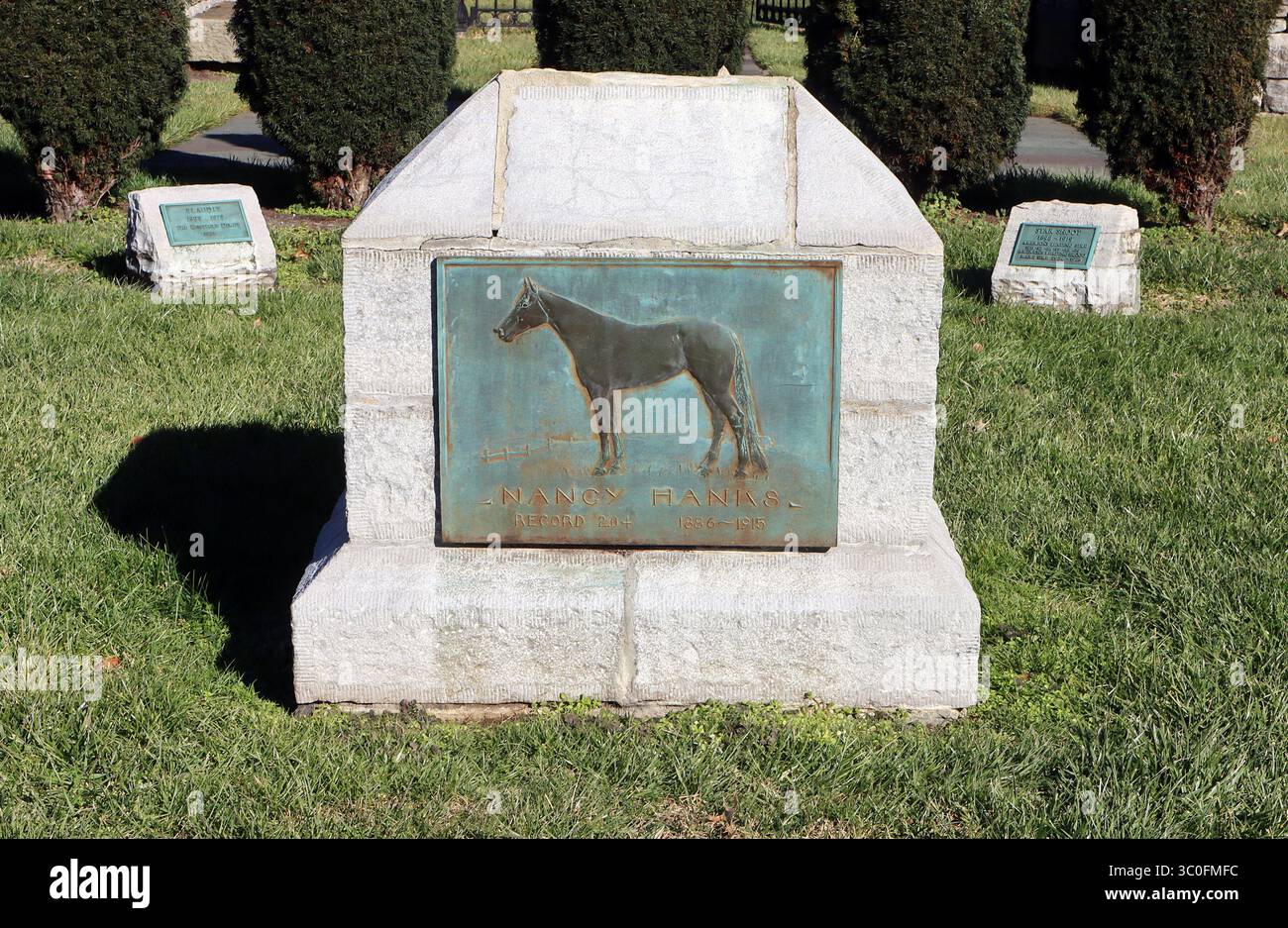 Hamburg Place in Lexington, KY, ist die Heimat des Derby-Siegers Plaudit (1898) und anderer berühmter Vollblüter auf diesem ruhigen Pferdefriedhof. Stockfoto