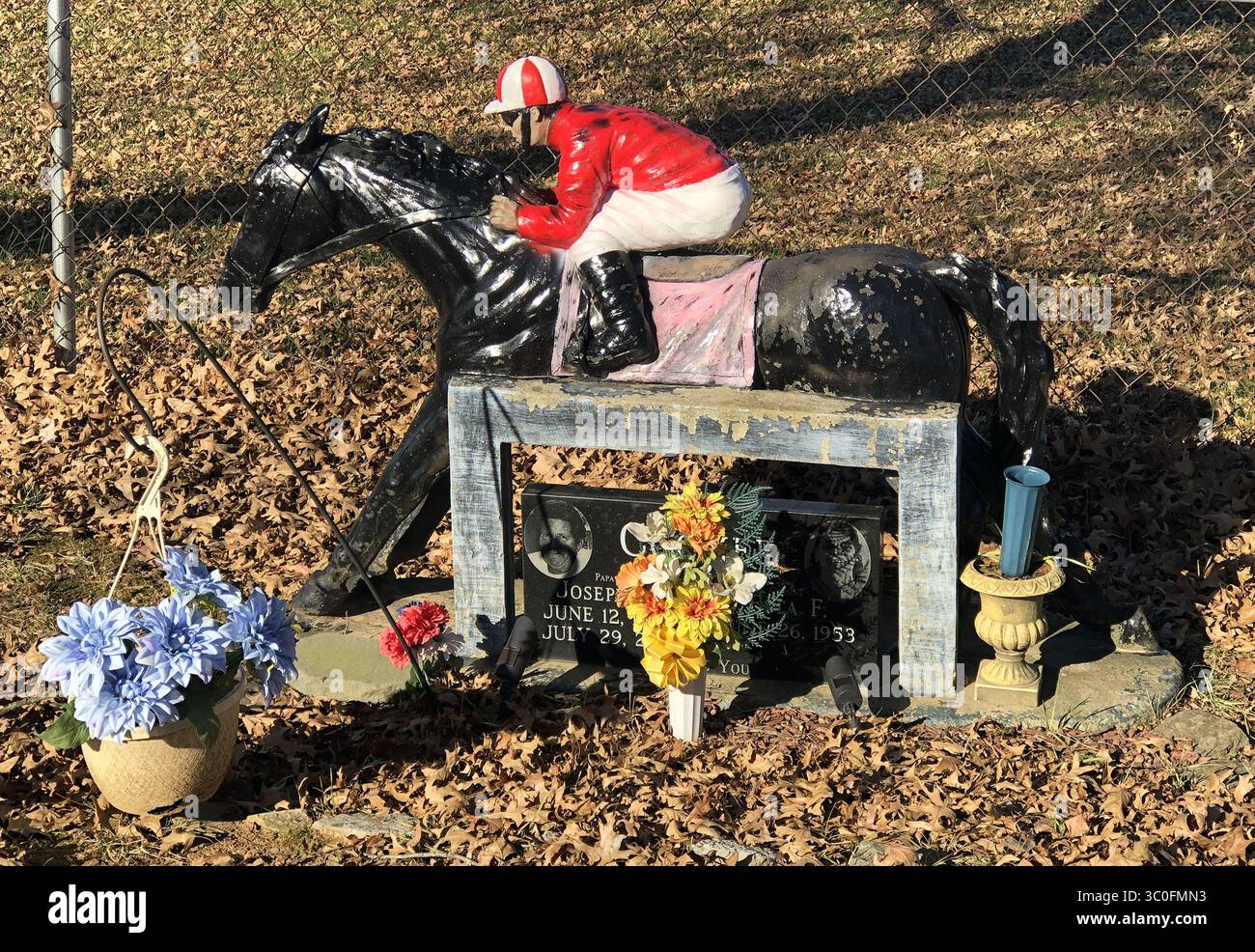 In Versailles, Kentucky, befindet sich das einzigartige Grab des Rose Crest Cemetery mit einer beeindruckenden Statue eines Rennpferdes und Jockeys. Stockfoto