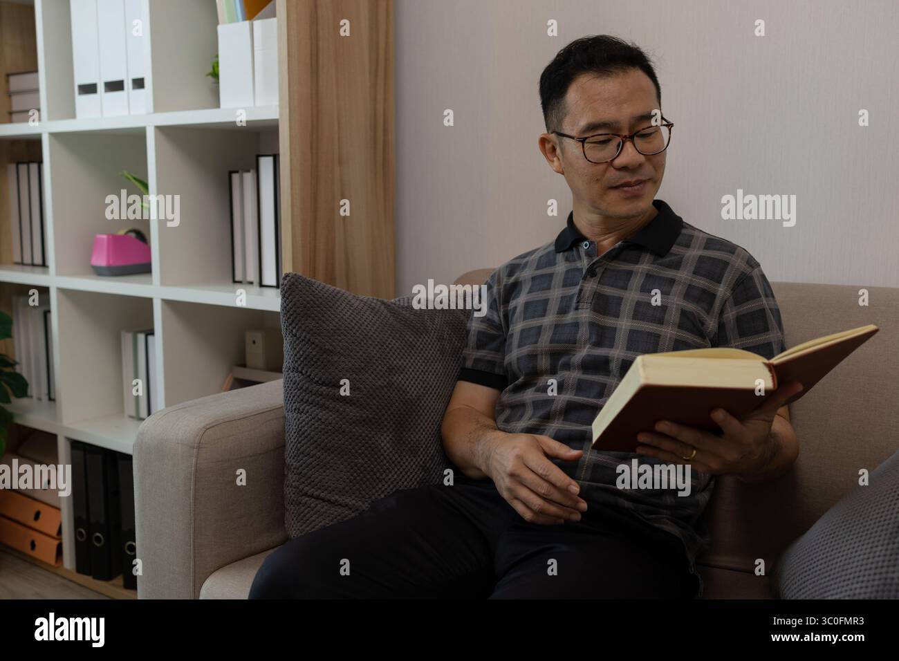 Ein Vater verbringt seinen Ruhestand bequem in seinem Haus, ein Großvater verbringt seine Freizeit tagsüber mit verschiedenen Aktivitäten im Leben Stockfoto