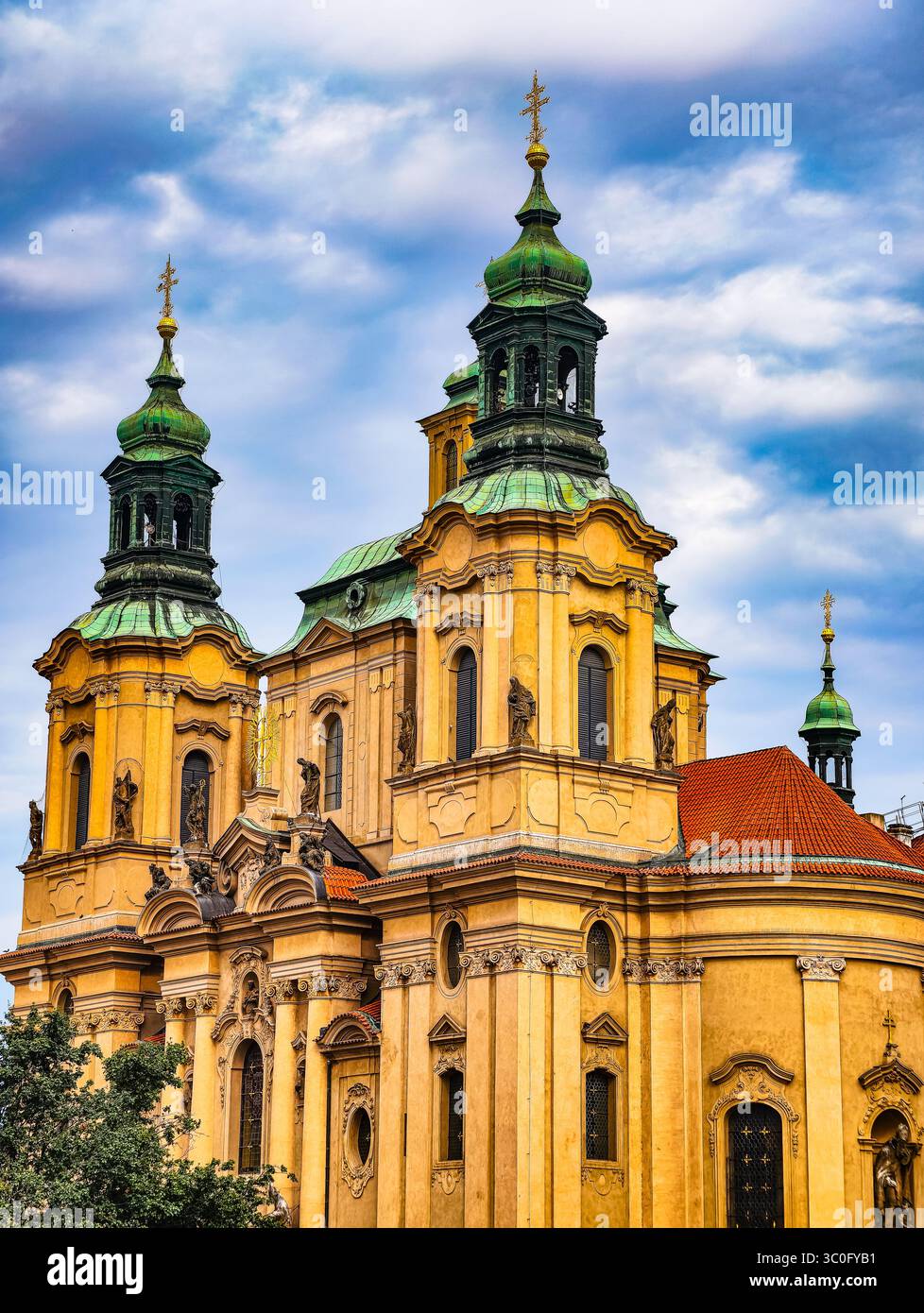 Atemberaubende Barockkirche St. Nikolaus in Prag mit grünen Kuppeln unter bewölktem Himmel - hochauflösendes Foto für digitale Hintergründe, Marketing und kreative Visuals Stockfoto