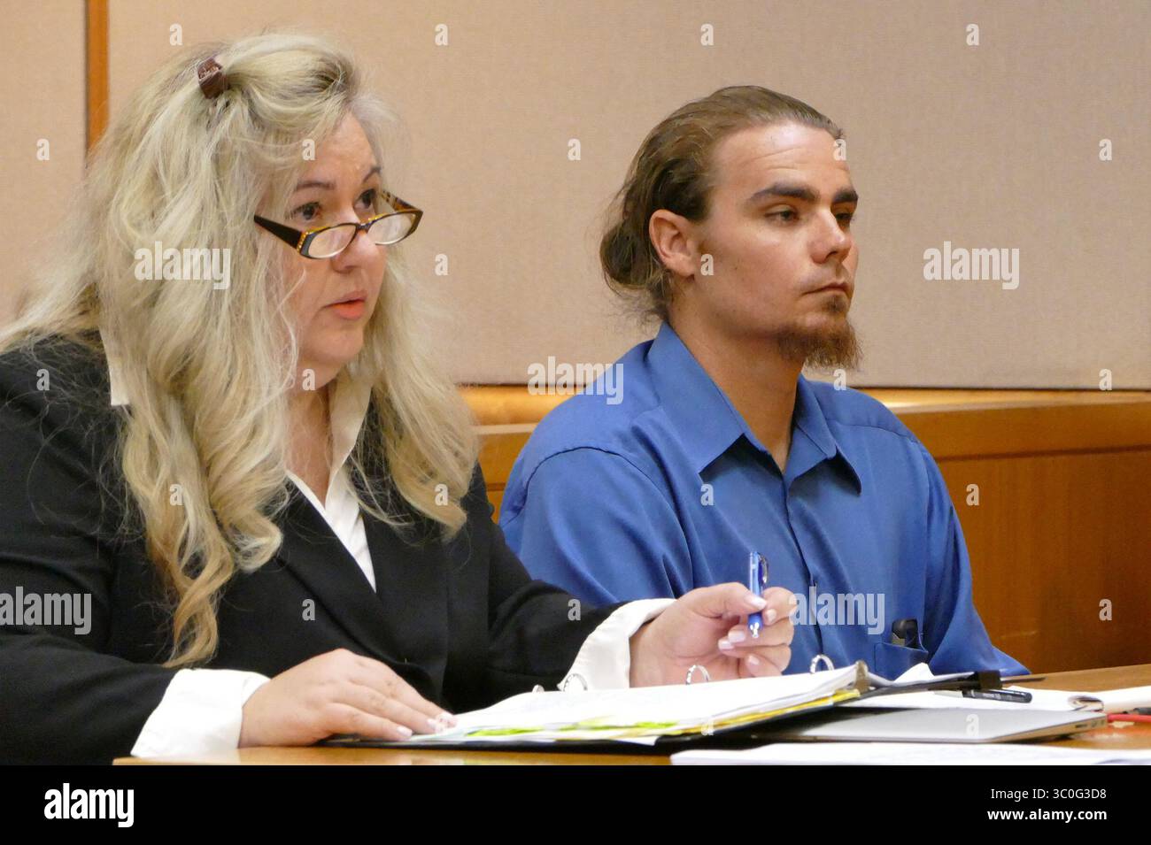 16. November 2018 - Tampa, Florida, USA - JAMES BORCHUCK | Times.Rechtsanwalt Peri Sedigh, links, argumentiert für Tieraktivist Michael Leading, rechts, vor dem Gericht von Pinellas County Freitag, 16. November 2018. Letztes Jahr protestierten die führenden und Mitglieder der Gruppe Direct Action Everywhere in einem Pinellas Park Chick-Fil-A, bevor sie einer Familie beim Angeln am Crescent Lake in St. Petersburg gegenüberstanden. Der Fischer, Robert Hope, hatte gerade einen Tilapia gefangen, als Leading gefilmt wurde, um ihn anzuschreien und den Fisch zurück in den See zu werfen. Später wurde er angeklagt, „sich in das legale Entnehmen von Wild oder Fischen eingemischt“ zu haben, eine Sekunde Stockfoto