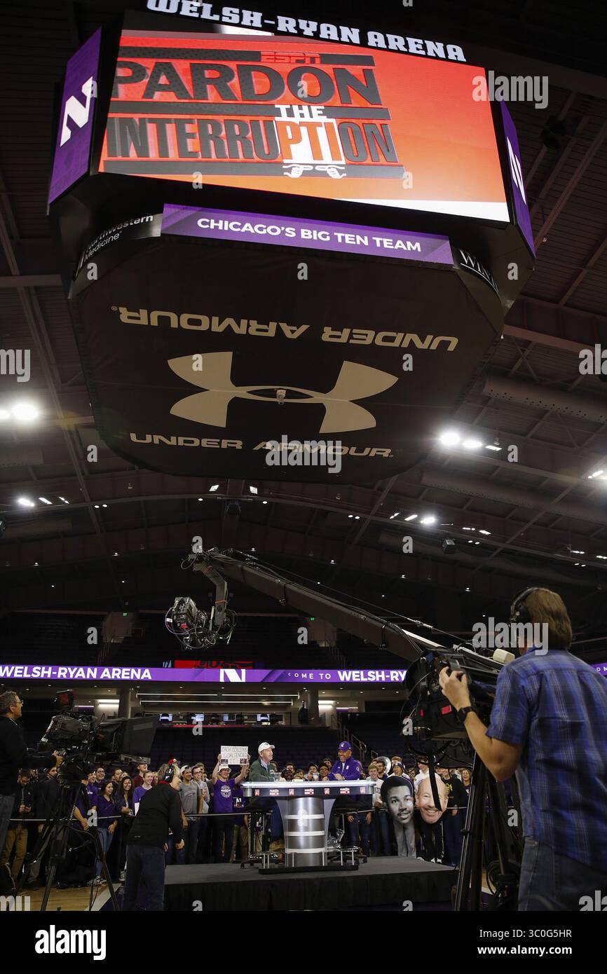 16. November 2018 – Evanston, IL, USA – die Sport-Talkshow Pardon the Interruption der ESPN moderiert Michael Wilbon und Tony Kornheiser während einer Aufnahme ihrer Show in der Welsh-Ryan Arena in Evanston, Illinois, am Freitag, den 16. November 2018. (Bild: © Jose M. Osorio/Chicago Tribune/TNS via ZUMA Wire) Stockfoto