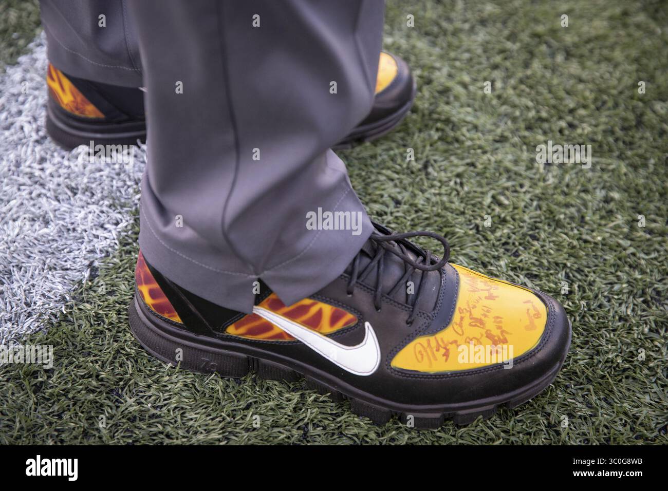 17. November 2018 – Minneapolis, MN, USA – Minnesota-Cheftrainer P.J. Fleck Sportschuhe mit den Unterschriften der Senioren des Teams, während die Golden Gophers am Samstag, 17. November 2018, im TCF Stadium in Minneapolis gegen Northwestern antreten. Nordwest gewann mit 24:14. (Bild: © Elizabeth Flores/Minneapolis Star Tribune/TNS via ZUMA Wire) Stockfoto