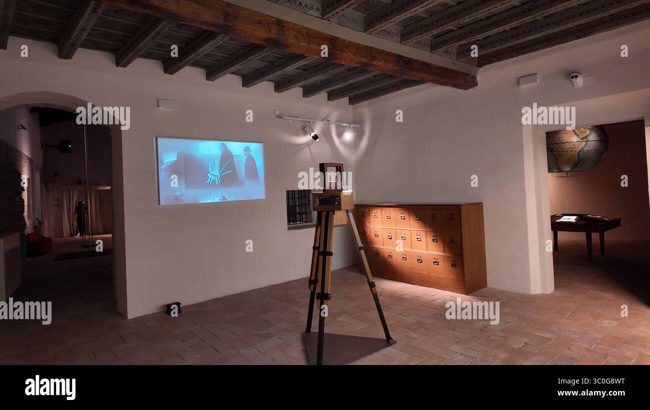 Detail des Innenraums des Fellini-Museums, das dem italienischen Drehbuchautor und Regisseur Federico Fellini gewidmet ist. Rimini, Emilia Romagna, Italien Stockfoto