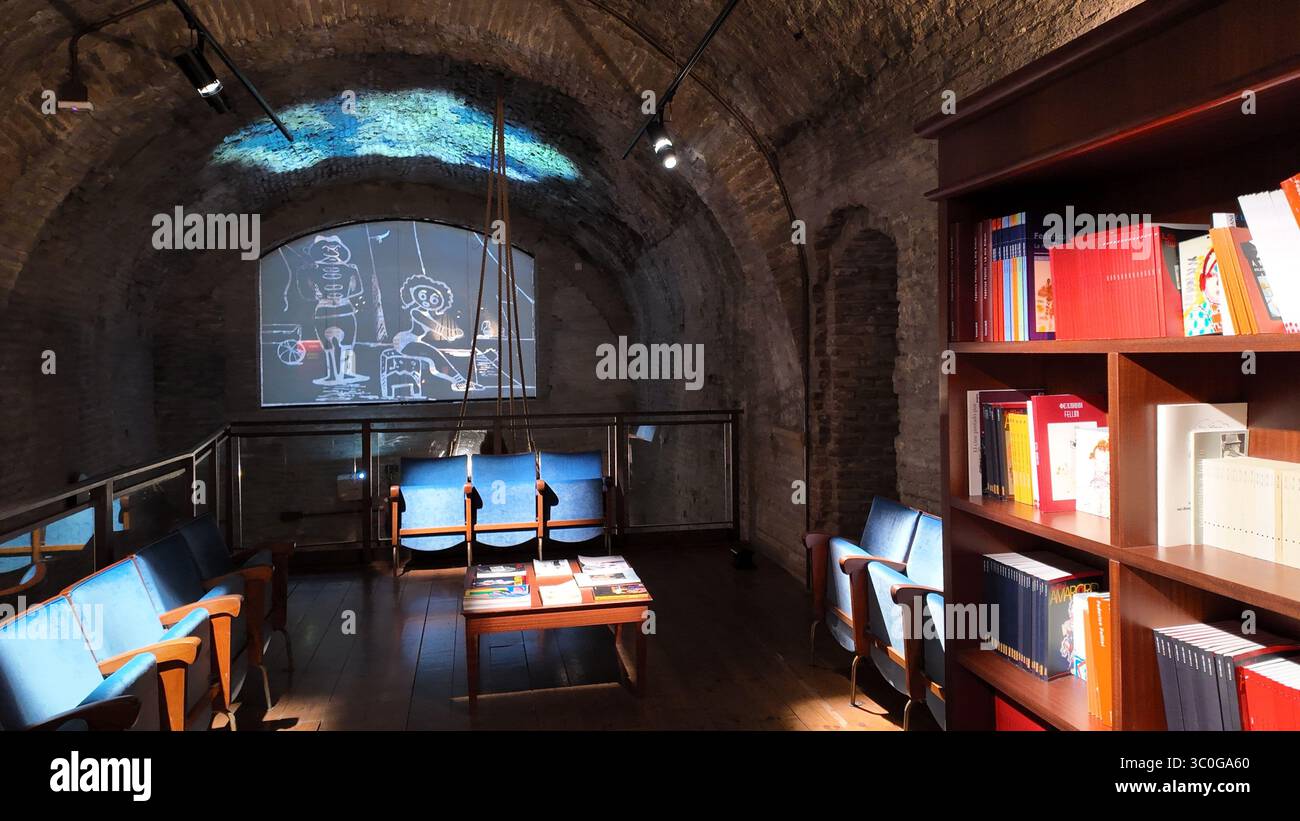Detail des Innenraums des Fellini-Museums, das dem italienischen Drehbuchautor und Regisseur Federico Fellini gewidmet ist. Rimini, Emilia Romagna, Italien Stockfoto