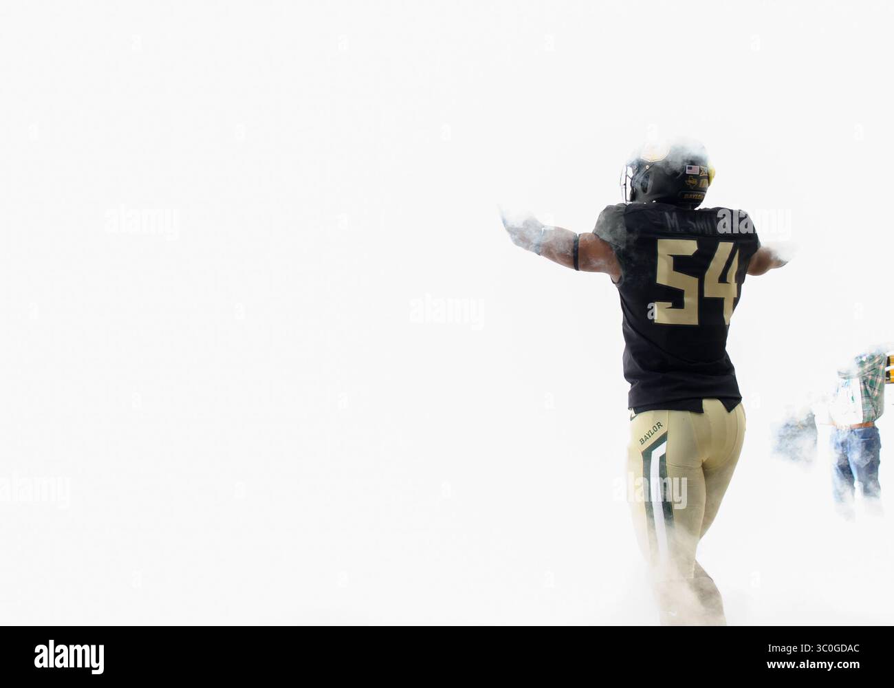 17. November 2018: Baylor Bears Defensive End Marje Smith (54) stürzt in den Nebel, bevor das NCAA Football-Spiel zwischen den TCU Horned Frogs und den Baylor Bears im McLane Stadium in Waco, Texas, stattfindet. Matthew Lynch/CSM(Credit Image: &Copy; Matthew Lynch/CSM via ZUMA Wire) Stockfoto