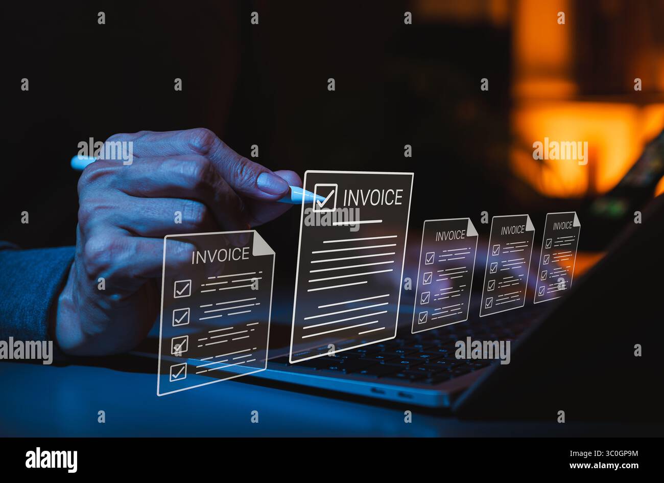 Konzept der digitalen Rechnungsstellung und der Verwaltung von Finanzdokumenten. Geschäftsleute interagieren mit digitalen Rechnungssymbolen auf dem Notebook. Online-Fakturierung, E-Invoice, Stockfoto