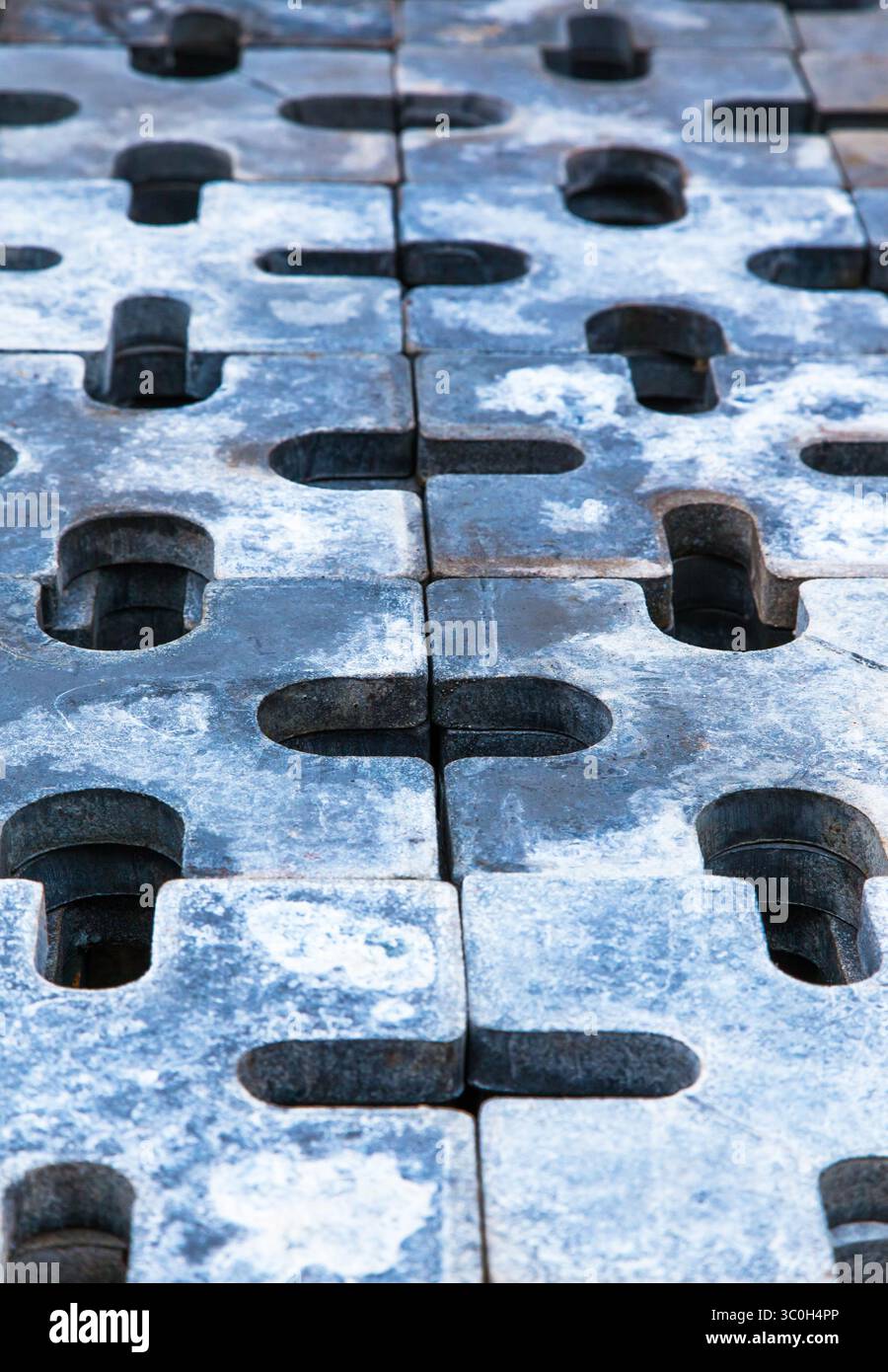 Verzinkte Metallplatten zur Sicherung der Ladung auf dem Deck eines Frachtschiffes. Stockfoto
