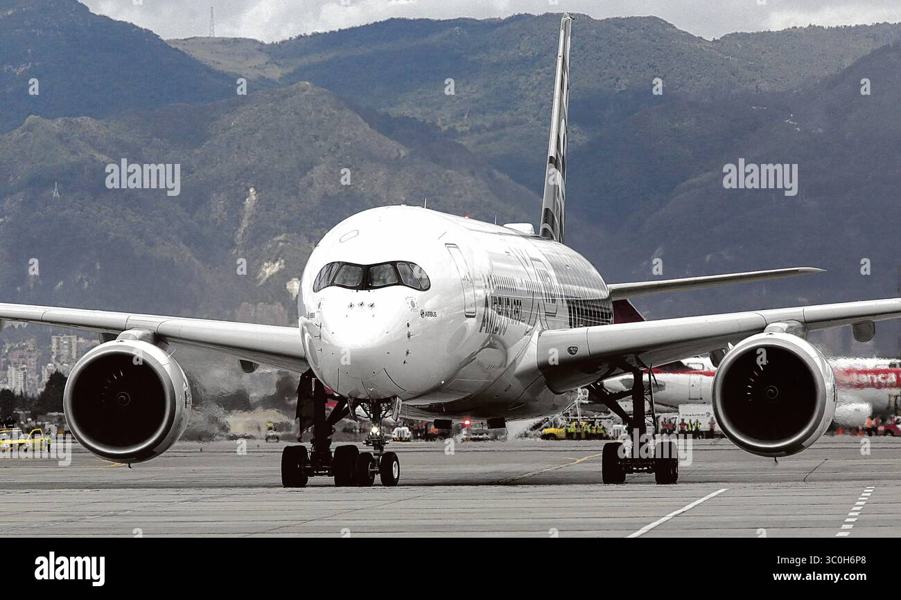 August 2018 - Bogota, Cundinamarca, Kolumbien - Bogota, Kolumbien 09 de julio de 2015. Llegada a Colombia del Airbus A350 este avion que llego por primera vez al pais tien un costo aproximado de 300 millones de dolares y fue recibido por los bomberos con una zeremonia de bienvenida en el aeropuerto militar de CATAM. Foto: Carlos Ortega / CEET (Foto: © El Tiempo/GDA via ZUMA Wire) Stockfoto